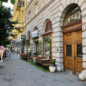 Real Deluxe Next To Danube , Budapest Hungary
